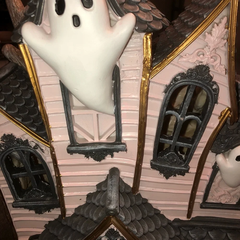 👻 Ghostly Pink Haunted House Home Accent - Light Up